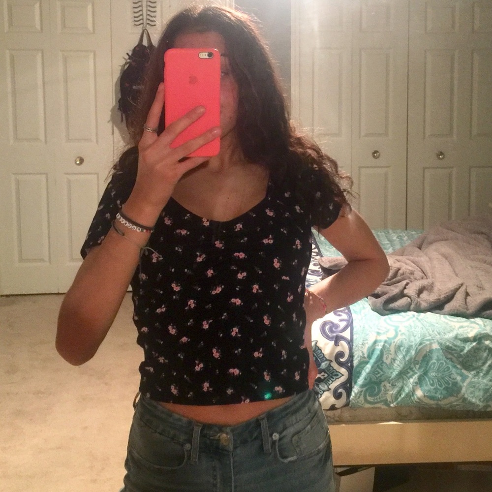 cropped v-neck tillys short sleeev